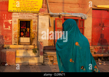 Frau trägt einen Sari, Varanasi, Indien Stockfoto