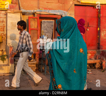 Frau trägt einen Sari, Varanasi, Indien Stockfoto