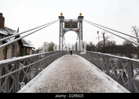 Queens Park Hängebrücke über den Fluss Dee, Chester Stockfoto