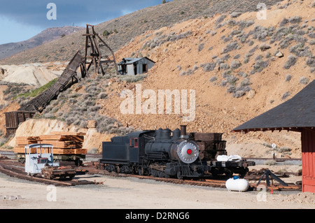 USA, Nevada. Alte Dampflok am Bahnhof der historischen Gold Hill, unsere Seite Virginia City, Nevada. Stockfoto