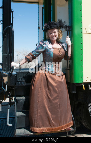 USA, Nevada. Menschen im Zeitraum Kleid an historischen Gold Hill Bahnhof, unsere Seite Virginia City, Nevada. Stockfoto