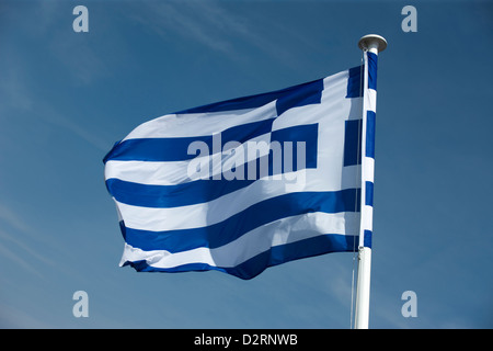 GRIECHISCHE FLAGGE AM FAHNENMAST Stockfoto