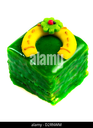 Petit Fours, kleine, kleine Kuchen. Süß, gefärbt, mit symbolischen Glücksbringer Dekoration. Stockfoto