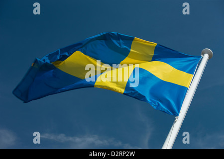 SCHWEDISCHE FLAGGE AM FAHNENMAST Stockfoto