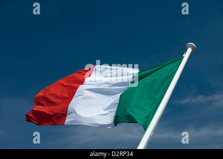 ITALIENISCHE FLAGGE AM FAHNENMAST Stockfoto