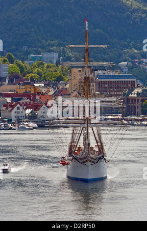 Die Tall ship Statsraad Lemkuhl ausgehend von ihrer Heimat Hafen Bergen, Norwegen Stockfoto