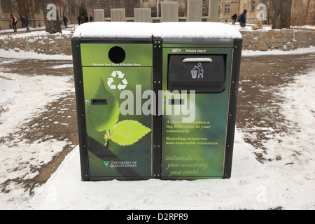 Solar powered Papierkorb bedeckt Schnee Universität von Saskatchewan Saskatoon Canada Stockfoto