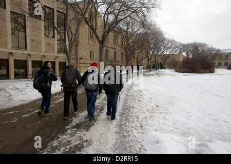 Studenten, die Geologie und Biologie Gebäude Universität von Saskatchewan Saskatoon in Kanada Winter vorbei Stockfoto