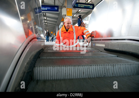 Essen, Deutschland, Servicetechniker, DB-Job-Service repariert eine Rolltreppe Stockfoto