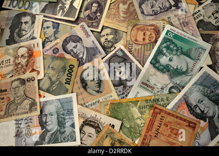 Banknoten aus vielen Ländern in den Kurs und Weg vom Kurs Stockfoto