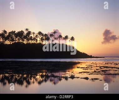 Cook Islands, Rarotonga, Morgendämmerung am Muri Lagune mit Blick auf Motu Taakoka Stockfoto