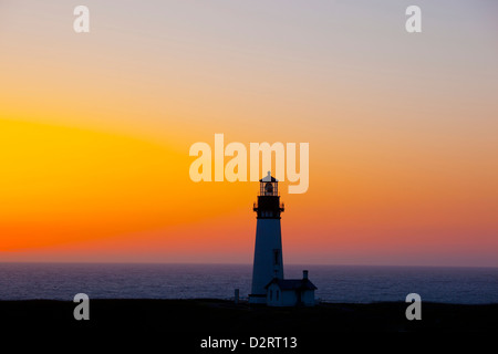 ODER die Küste von Oregon, Newport, Yaquina Head Lighthouse nach Sonnenuntergang, 1873 fertiggestellt Stockfoto