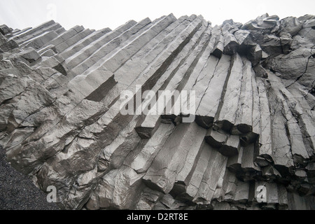 Nahaufnahme der nassen grauen Basalt Schritte Felsformation Stockfoto