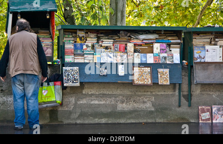 Boquiniste/Buchhändler an den Ufern des Flusses Seine Paris Frankreich Europa Stockfoto
