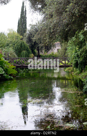 Die hölzerne Brücke Ponte Di Legno Überquerung des Flusses genannt. Garten von Ninfa. Lazio Rom. Italien Stockfoto