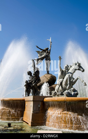 Raices (Wurzeln) Denkmal und Brunnen auf dem Paseo De La Princesa Gehweg in kolonialen Stadt Old San Juan, Puerto Rico Stockfoto