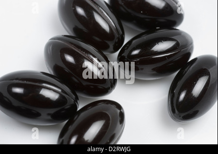 Schwarzen Vitaminpräparate sieht aus wie geklonte schwarz Fehler beim photographieren hautnah. Diese Tabletten werden angepriesen mit Verbesserung der Gesundheit Stockfoto