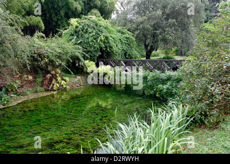 Die hölzerne Brücke Ponte Di Legno Überquerung des Flusses genannt. Garten von Ninfa. Lazio Rom. Italien Stockfoto