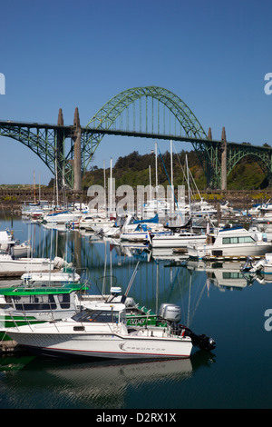 ODER, Newport, Marina mit Sportbooten und Yaquina Bay Bridge im Hintergrund Stockfoto