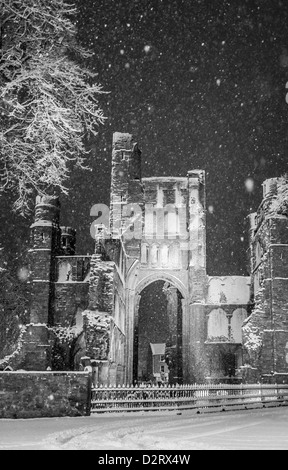 Kelso Abbey in Schottland, in fallenden Schnee in der Nacht - Monochrom Stockfoto