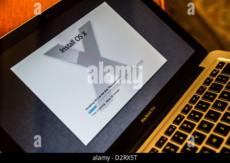 MacBook Pro Bildschirm zeigt Fortschritt des Apple Mac OSX Betriebssystem installieren. Stockfoto