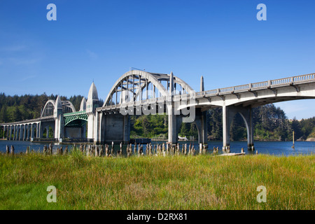 ODER Florenz, Siuslaw River Bridge, erbaut im Jahre 1936; am Highway 101 Stockfoto