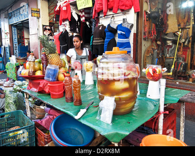 hübsches junges mexikanisches Mädchen Straßenhändler verkaufen zerkleinert Obst & Agua de Frutas Drink Benito Juarez Markt Oaxaca Mexico Stockfoto