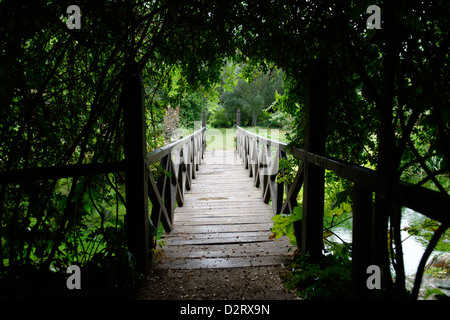 Die hölzerne Brücke Ponte Di Legno Überquerung des Flusses genannt. Garten von Ninfa. Lazio Rom. Italien Stockfoto