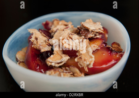 Pfirsich-Blueberry Cobbler mit Mandel-Baiser-Topping für Pessach (13. März 2012) Foto von Gordon M. Grant Stockfoto