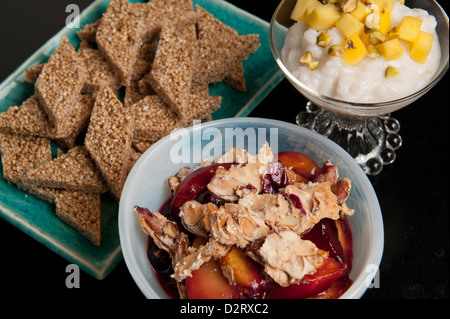 Sesam und Honig Candy, Kokos-Ingwer-Reis-Pudding und Pfirsich-Blueberry Cobbler mit Mandel-Baiser-Topping für Pessach Stockfoto