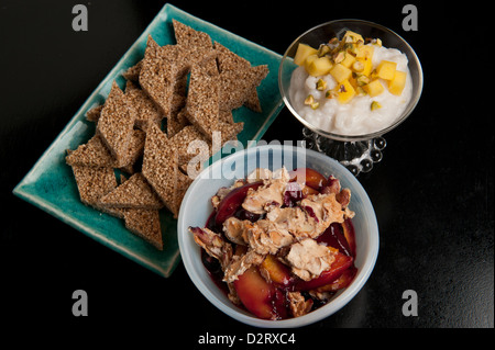 Sesam und Honig Candy, Kokos-Ingwer-Reis-Pudding und Pfirsich-Blueberry Cobbler mit Mandel-Baiser-Topping für Pessach Stockfoto