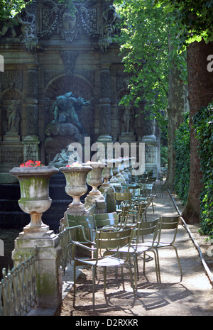 Die Medici-Brunnen in den Jardin du Luxembourg, Paris, Frankreich, Gartenstühle Schecken in am Nachmittag Licht umgeben. Stockfoto