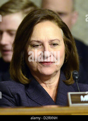 Washington DC, USA. 31. Januar 2013.  Senator der Vereinigten Staaten Deb Fischer (Republikanische of Nebraska) hört wie ehemalige US Senator Chuck Hagel (Republikanische of Nebraska) zu einem U.S. Senate Committee on Armed Services Anhörung unter Berücksichtigung seiner Konfirmation als US-Verteidigungsminister auf dem Capitol Hill in Washington, D.C. auf Donnerstag, 31. Januar 2013 erscheint. (Bild Kredit: Kredit: Ron Sachs/Cnp/Prensa Internacional / ZUMAPRESS. com/Alamy Live News) Stockfoto