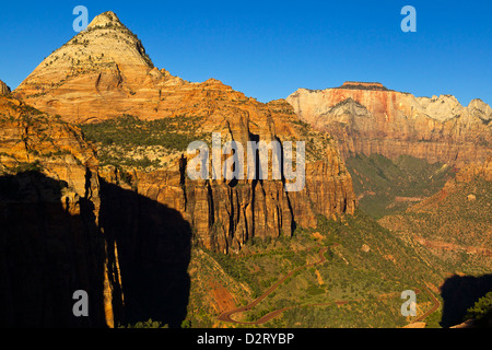 Blick hinunter ins Zion Canyon von Canyon Overlook Trail im Zion Nationalpark, Utah, USA Stockfoto