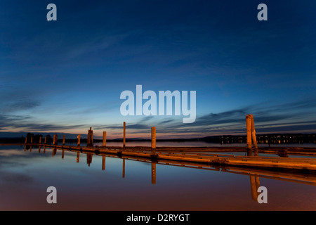 Nordamerika, USA, Washington, Everett, dockt in der Abenddämmerung, 10th Street Marina Park am Hafen von Everett Stockfoto