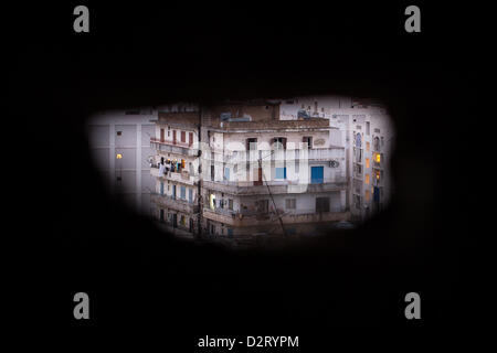 Tripoli, Libanon. 30. Januar 2013. Ein Blick auf einem sunnitischen Gebäude in Bab al-Tebbaneh Bezirk von Tripoli, Libanon von der Scharfschützen-Lage im Stadtteil alawitischen Schiiten Jabal Mohsen gesehen. Auseinandersetzungen zwischen den beiden Gruppen dürften nach einer Rede von ehemaligen libanesischen Ministerpräsidenten Saad Hariri.  Bildnachweis: Nishan Nalbandian / Alamy Live News Stockfoto