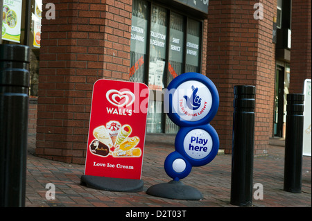 Wände, Eis und National Lottery Werbetafeln auf der High Street Stockfoto