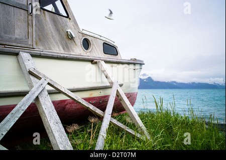 Alte hölzerne Fischerboot am Strand, Resurrection Bay, Seward, Alaska, USA Stockfoto