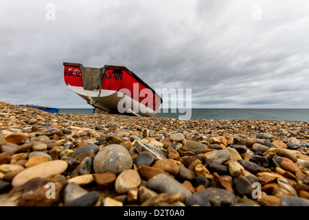 Roten Fischerboot am Strand von Cley Stockfoto
