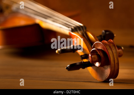 Klassik Violine Vintage im hölzernen Goldgrund Stockfoto