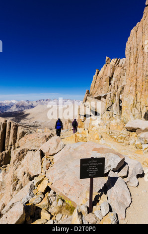 Wanderer auf den Mount Whitney trail am Trail Crest, Sequoia National Park, die Berge der Sierra Nevada, Kalifornien USA Stockfoto