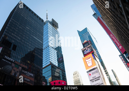 Times Square Wolkenkratzer und Lichter an der 42nd Street, NYC Stockfoto