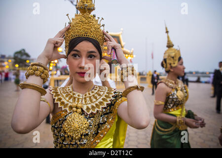 Phnom Penh, Kambodscha. 1. Februar 2013.  Kambodschanische Aspara Tänzer bereiten Sie zu Fuß in den Trauerzug der ehemaligen kambodschanischen Königs Norodom Sihanouk. Norodom Sihanouk (31. Oktober 1922 "15. Oktober 2012) war der König von Kambodscha von 1941 bis 1955 und von 1993 bis 2004... Bildnachweis: ZUMA Press, Inc. / Alamy Live News Stockfoto