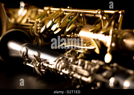 Klassische Musik Saxophon Tenor-Saxophon und Klarinette in schwarzem Hintergrund Stockfoto