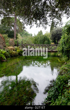 Die hölzerne Brücke Ponte Di Legno Überquerung des Flusses genannt. Garten von Ninfa. Lazio Rom. Italien Stockfoto