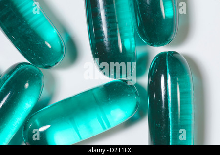 Nahaufnahme Schuss mehrere durchscheinende grüne Gel Kapseln-Pillen mit textfreiraum für eine Nachricht auf verschreibungspflichtige Medikamente zur Verfügung. Stockfoto