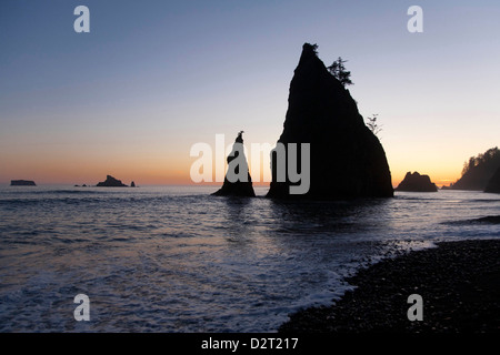 Nordamerika, USA, Washington, Olympic Nationalpark, Pazifik und Felsnadeln am zweiten Strand bei Sonnenuntergang Stockfoto