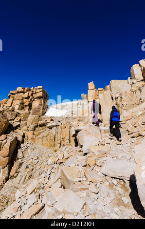 Wanderer auf den Mount Whitney Trail, Sequoia National Park, die Berge der Sierra Nevada, Kalifornien USA Stockfoto