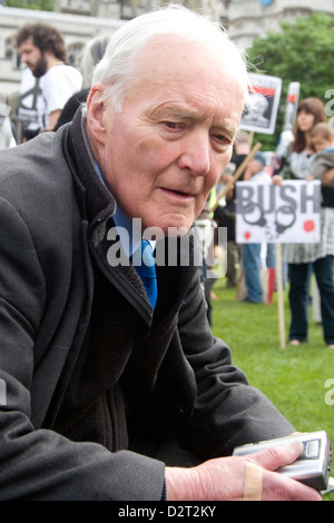 Tony Benn wird an einem Anti interviewt Krieg Protest in Parliament Square im Zentrum von London. Stockfoto