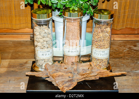 Traditionelle pflanzliche Arzneimittel auf dem Display auf ein traditionelles Herbalist Shop. Stockfoto